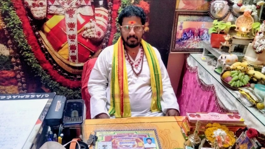 Pandit Kailash seated for a traditional consultation
